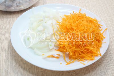 Луковицу очистить и нарезать полукольцами, морковь очистить и натереть на корейской терке.