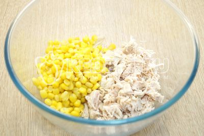 В миску мелко нашинковать отварное куриное филе и добавить консервированную кукурузу.