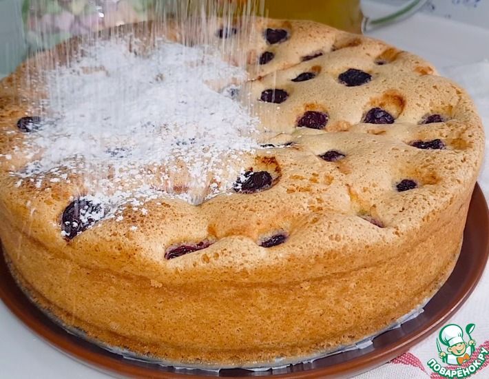 Рецепт: Бисквитный пирог с вишней