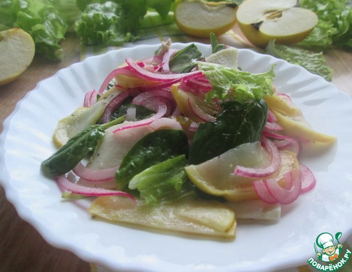 Рецепт: Салат со шпинатом и обжаренными яблоками
