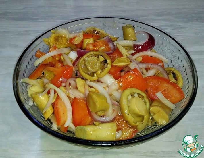 Рецепт: Салат из солёных груздей и свежих помидоров