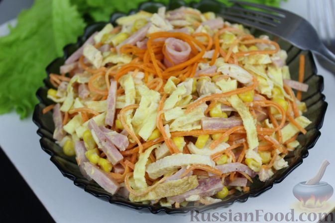 Салат по-корейски с курицей огурцы и яичные блинчики