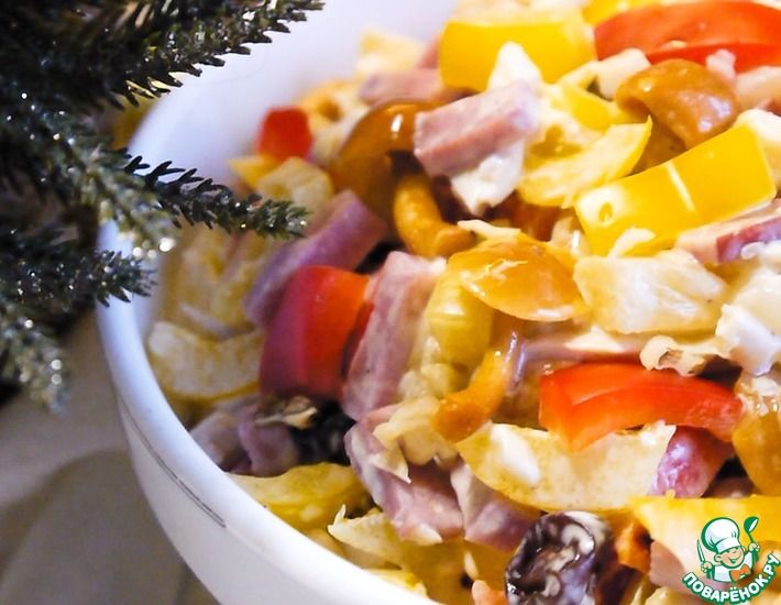 Рецепт: Необычный салат с ананасами и грибами