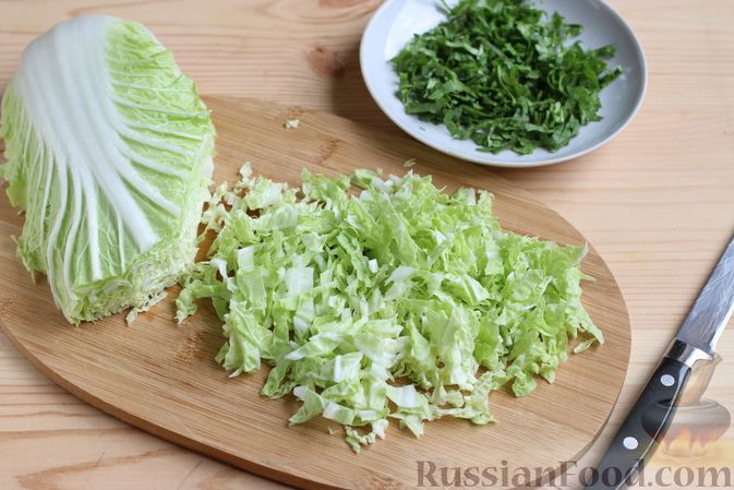 Фото приготовления рецепта: Салат с фасолью, сельдью и свежими овощами - шаг №3