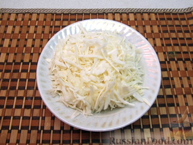 Фото приготовления рецепта: Салат с курицей, капустой, фетой и твёрдым сыром - шаг №7