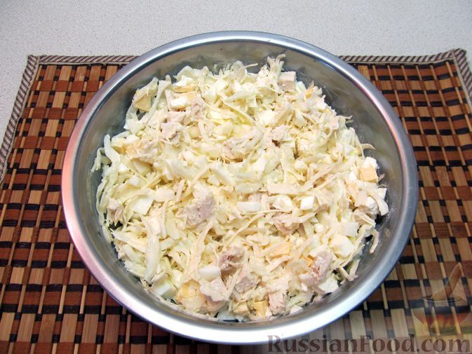 Фото приготовления рецепта: Салат с курицей, капустой, фетой и твёрдым сыром - шаг №10