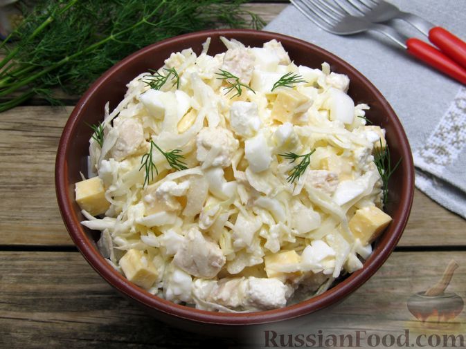 Фото приготовления рецепта: Салат с курицей, капустой, фетой и твёрдым сыром - шаг №11