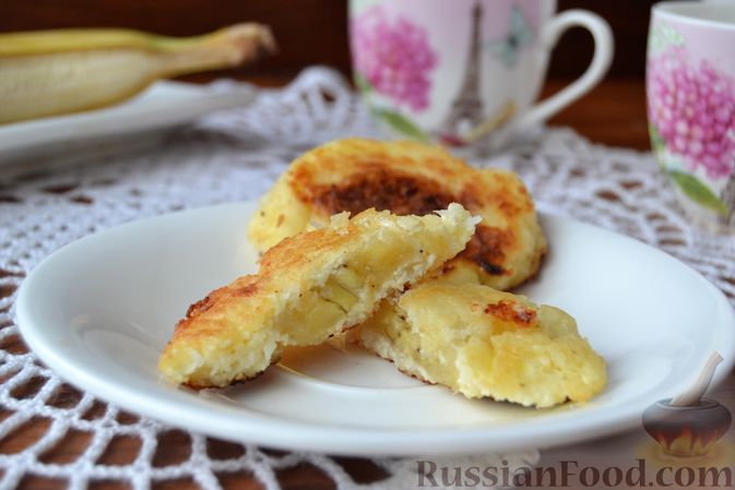 Фото приготовления рецепта: Салат из красной рыбы с огурцами и яичными блинчиками - шаг №8