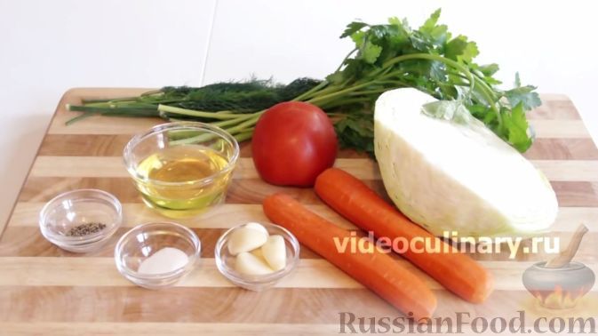 Фото приготовления рецепта: Салат из красной рыбы с огурцами и яичными блинчиками - шаг №9