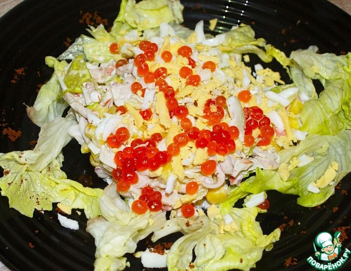 Рецепт: Новогодний салат из крабовых палочек и кальмаров «Морской каприз»