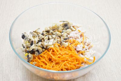 Остывшие, обжаренные грибы и 100 г моркови по-корейски добавить в миску с салатом.