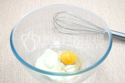 1 яйцо взбить в миске с 2 ст. ложками майонеза.