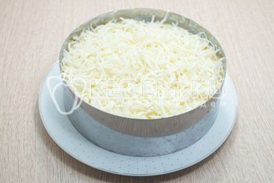 Добавить слой тертого сыра и смазать майонезом.