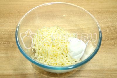 В миску натереть на мелкой терке сыр, добавить прессованный чеснок и майонез.