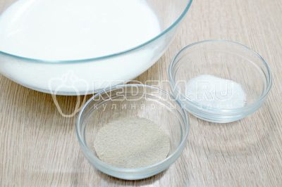 В миске подогреть 400 мл молока, добавить 10 г сухих дрожжей и 1 ст. ложку сахара. Оставить на 15 минут.