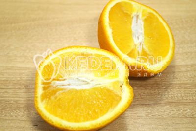 Апельсин разрезать на части.