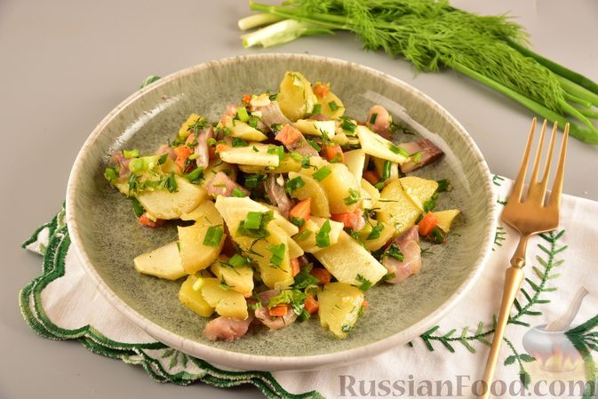 Фото к рецепту: Картофельный салат с сельдью, морковью и яблоком
