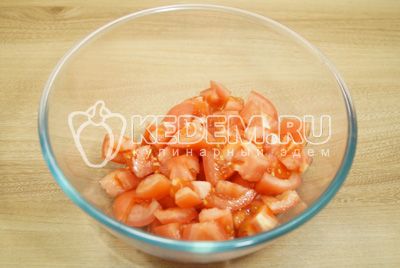 Нарезать помидоры кубиками и сложить в миску.
