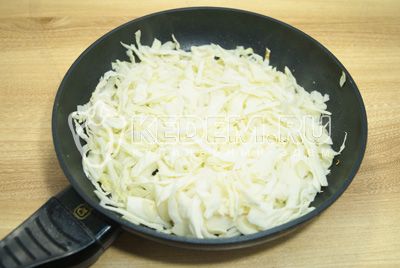 На сковороде с растительным маслом обжарить капусту.