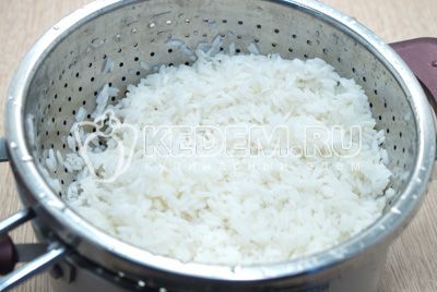 Готовый рис откинуть на дуршлаг, промыть холодной водой дать полностью стечь воде.