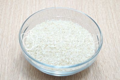 Отмерить 150 г риса и промыть.