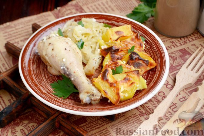 Фото к рецепту: Куриные голени, запечённые с картошкой и капустой, под сметаной