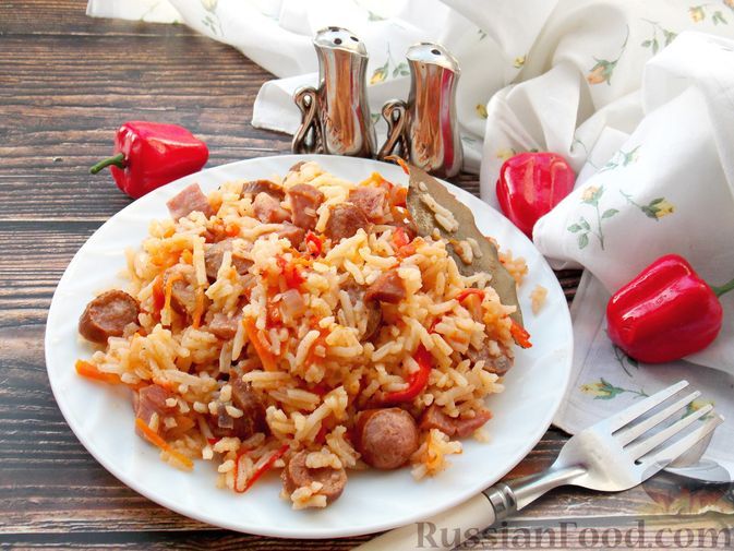Фото к рецепту: Рис с колбасками и овощами