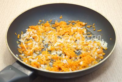 На сковороде обжарить мелко нашинкованный лук и тертую морковь с растительным маслом.