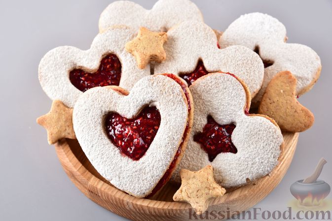Фото к рецепту: Миндальное печенье "Сердечки" с малиновым джемом
