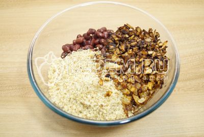 Орехи измельчить в крошку. В миску сложить отварную фасоль, лук со специями и орехи.