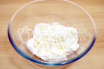 Для начинки смешать в миске творог, яйцо и сахар по вкусу можно добавить ванилин или цедру цитрусовых.