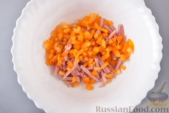Фото приготовления рецепта: Рулетики из лаваша с ветчиной, сладким перцем и сыром - шаг №5
