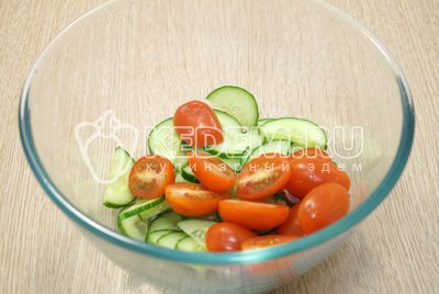 В миску нарезать огурец и помидоры черри.
