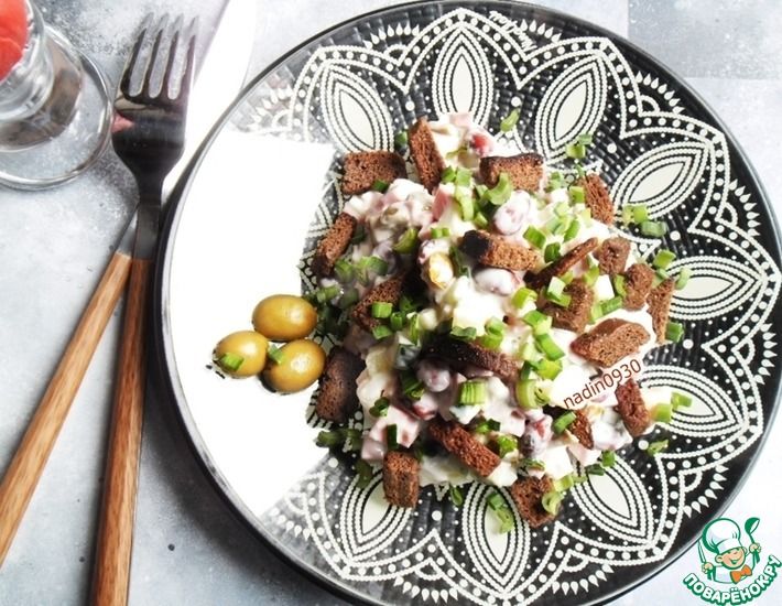 Рецепт: Салат с оливками и сухариками