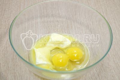 В миске смешать 2 яйца и 50 г мягкого сливочного масла. Взбить миксером 3-4 минуты.
