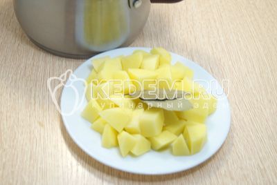Картофель очистить, добавить в чистый бульон кубиками нарезанный картофель и лавровый лист.