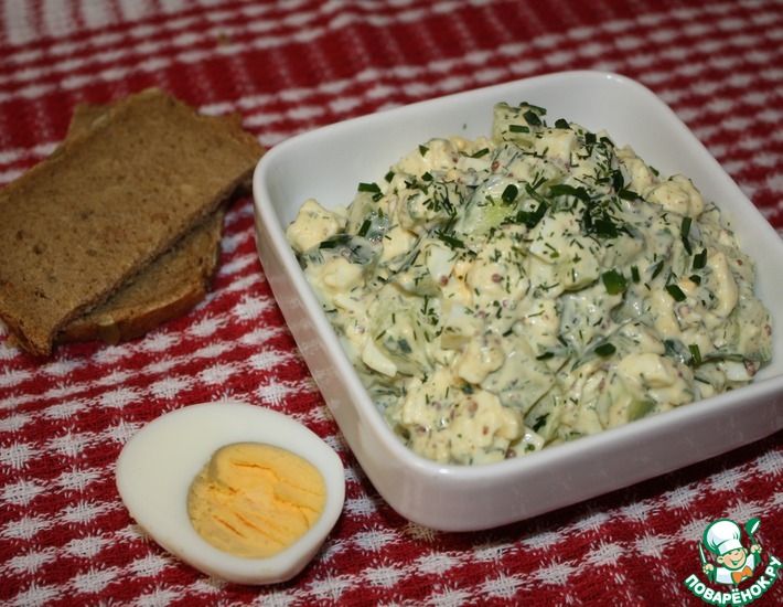 Рецепт: Яичный салат с огурцом и моцареллой