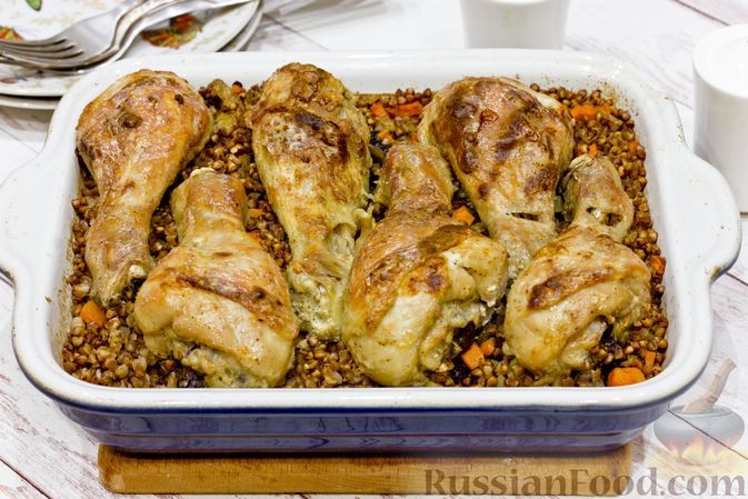 Фото к рецепту: Куриные голени, запечённые с гречкой и овощами