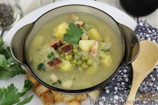 Фото к рецепту: Суп с копчёной грудинкой, пекинской капустой и зелёным горошком