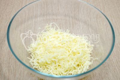100 г твердого сыра натереть на терке в миску.