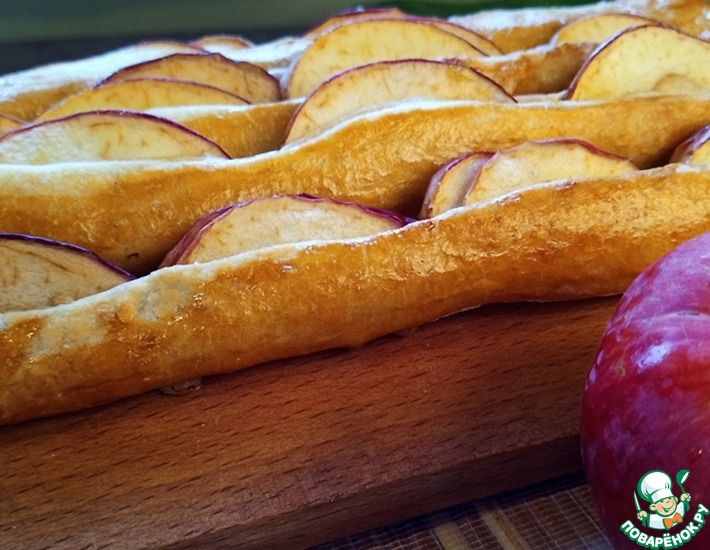 Рецепт: Десерт Слоеные палочки с яблоком