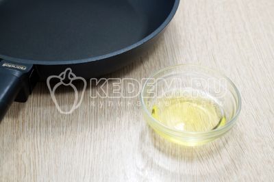 На сковороде разогреть 3 столовых ложки растительного масла.