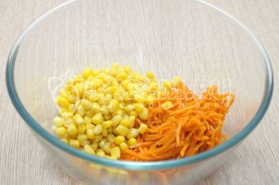 В миске смешать 100 г консервированной кукурузы и 100 г корейской моркови.