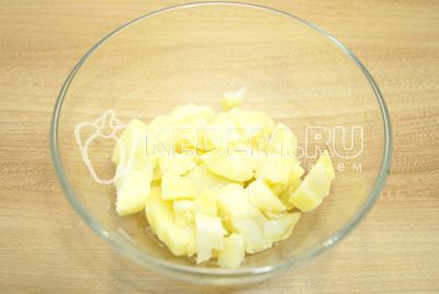 Нарезать картофель кубиками в миску.