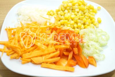 Мелко накрошить лук, соломкой нарезать морковь, не крупно нарезать сельдерей и болгарский перец. Добавить к овощам кукурузу.