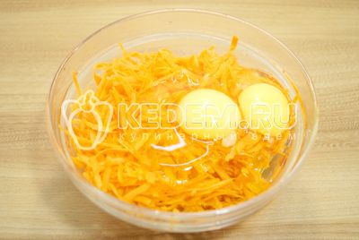 Выложить в миску тертую морковь и добавить яйца.