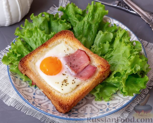 Тостовый хлеб с яйцом и колбасой на сковороде рецепт с фото