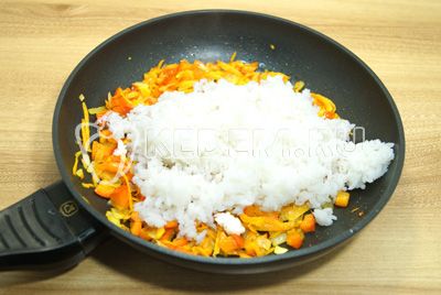 Добавить рис к овощам.