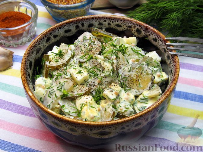 Фото к рецепту: Салат с маринованными огурцами, яйцами и сметанно-горчичной заправкой