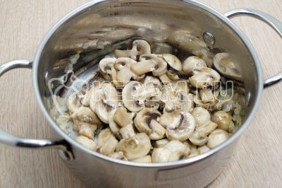Добавить нарезанные грибы и готовить 1-2 минуты.